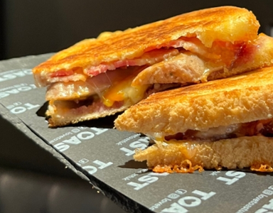 To celebrate National TOAST Day on February 27th, a day dedicated to all things toast-related, we’re shining a spotlight on the much-loved British coffee chain, TOAST, and how they’ve creatively used printed food and drink packaging to elevate their brand. 